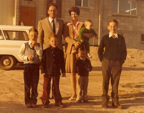 1977-04 family.jpg
